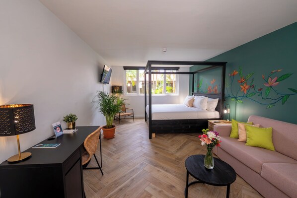 Kamer, 1 kingsize bed met slaapbank, niet-roken | Een kluis op de kamer, een bureau, een laptopwerkplek