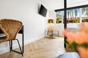 Standaard kamer, 1 kingsize bed met slaapbank, niet-roken | Een kluis op de kamer, een bureau, een laptopwerkplek