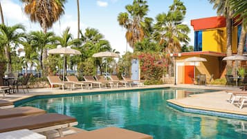 Utendørsbasseng, bassengparasoller og solsenger