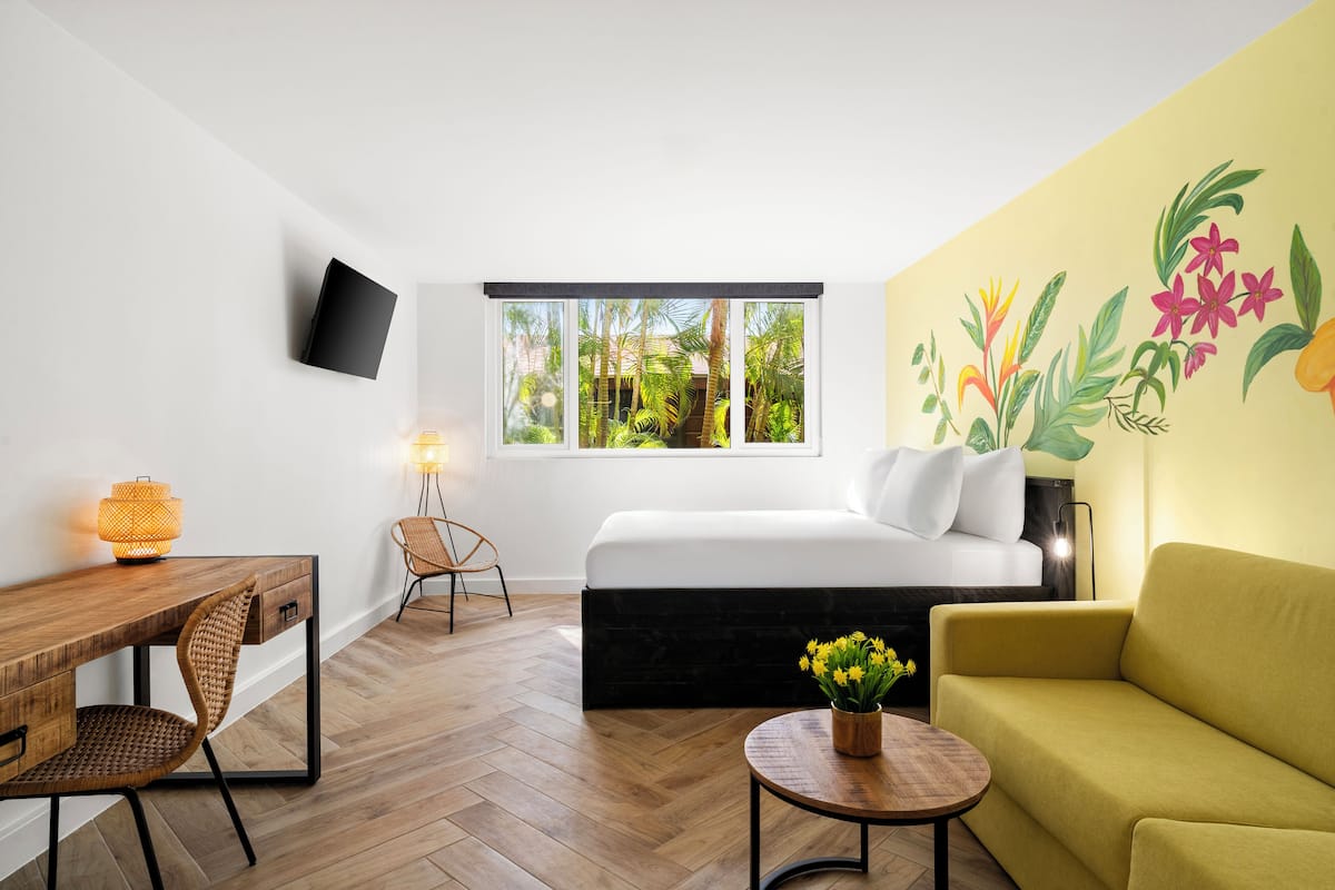 Standaard kamer, 1 kingsize bed met slaapbank, niet-roken | Een kluis op de kamer, een bureau, een laptopwerkplek