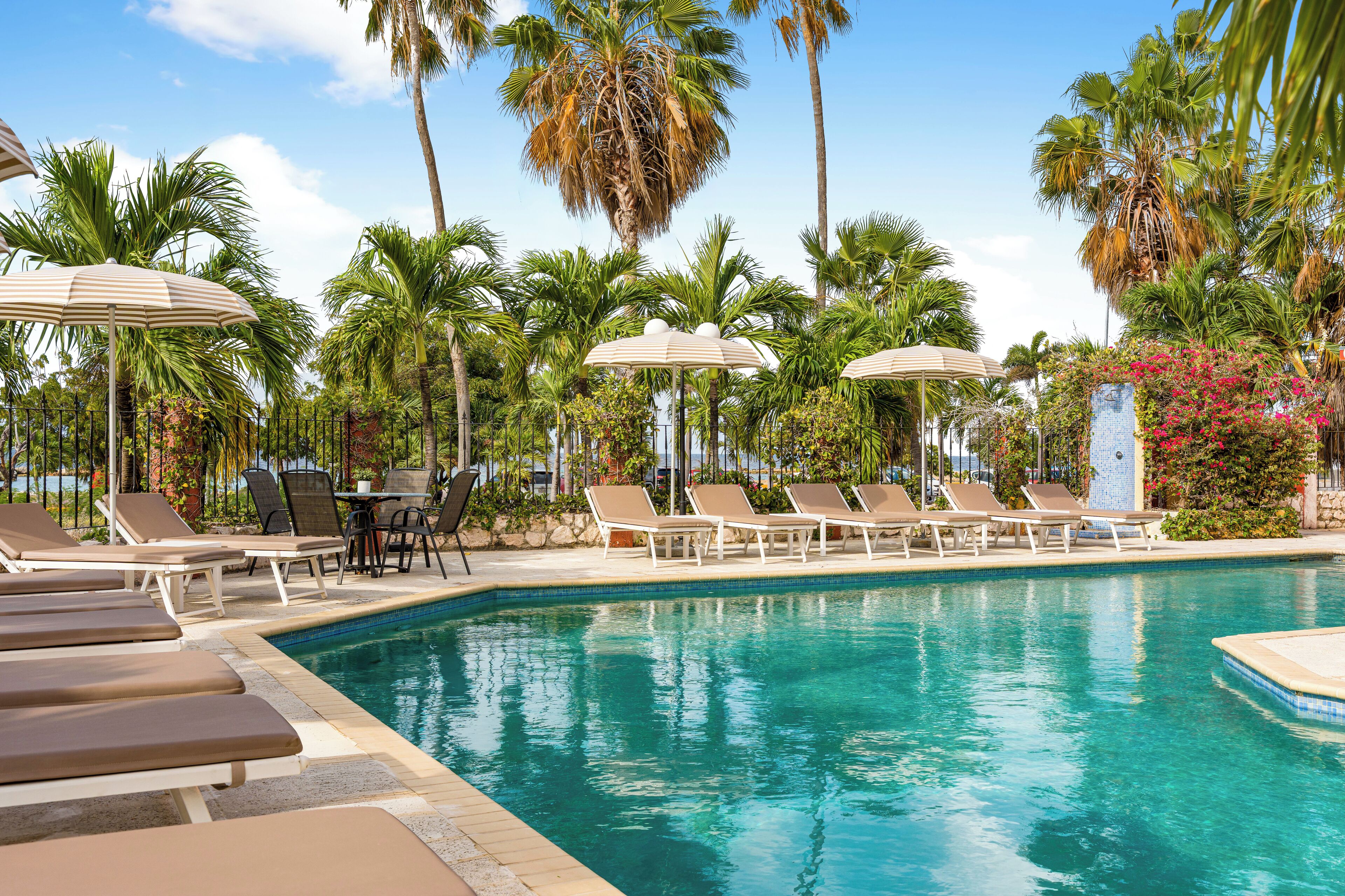 Een buitenzwembad, parasols voor strand/zwembad
