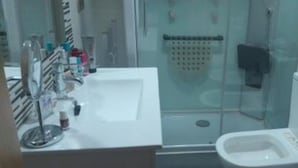 A bathroom with a glass shower enclosure, a toilet, and a sink with a mirror. - Apartment in fair area (Albacete)
