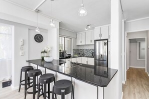 Kühlschrank, Mikrowelle, Ofen, Geschirrspüler