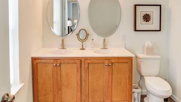 Regadera, secadora de cabello, toallas, jabón