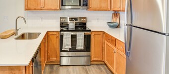 Charming 2-Bed, 2-Bath Apt. in Morgantown, Pa - Cozy Getaway with Comfort!