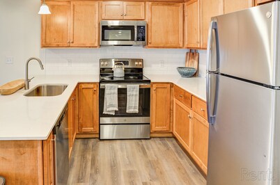 Charming 2-Bed, 2-Bath Apt. in Morgantown, Pa - Cozy Getaway with Comfort!