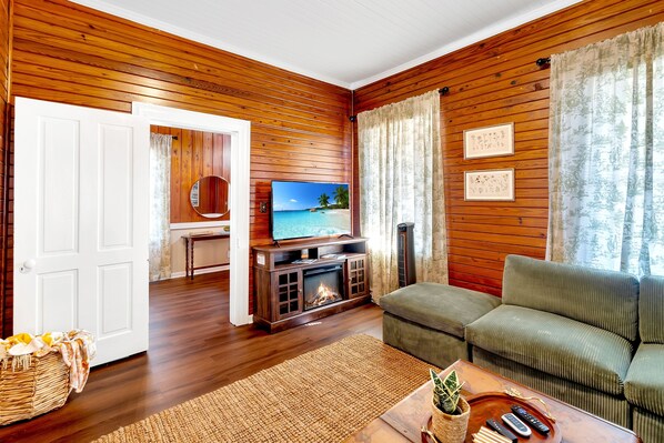 Smart TV, fireplace, books - Historic Home Near Downtown Pensacola - Only 8.8 Miles To The Beach! (Pensacola)