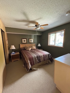 3 habitaciones, tabla de planchar con plancha, wifi y ropa de cama 