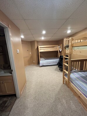 3 bedrooms, iron/ironing board, WiFi, bed sheets - Ski, Hike and Bike All You Like, right to the very front door (Kimberley)