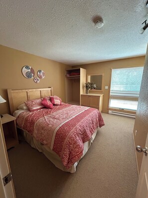 3 bedrooms, iron/ironing board, WiFi, bed sheets - Ski, Hike and Bike All You Like, right to the very front door (Kimberley)