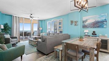 Apartment, Mehrere Betten (Beach Colony East 14D) | Wohnbereich | Fernseher