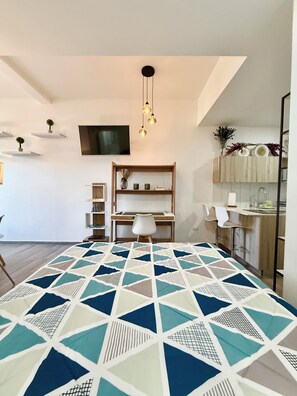 Minibar, cortinas blackout, tabla de planchar con plancha y wifi gratis 