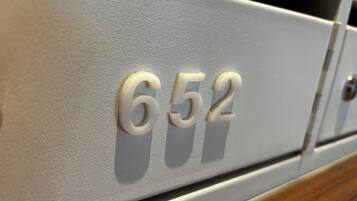 Primer plano de un armario gris claro con el número 652 grabado.