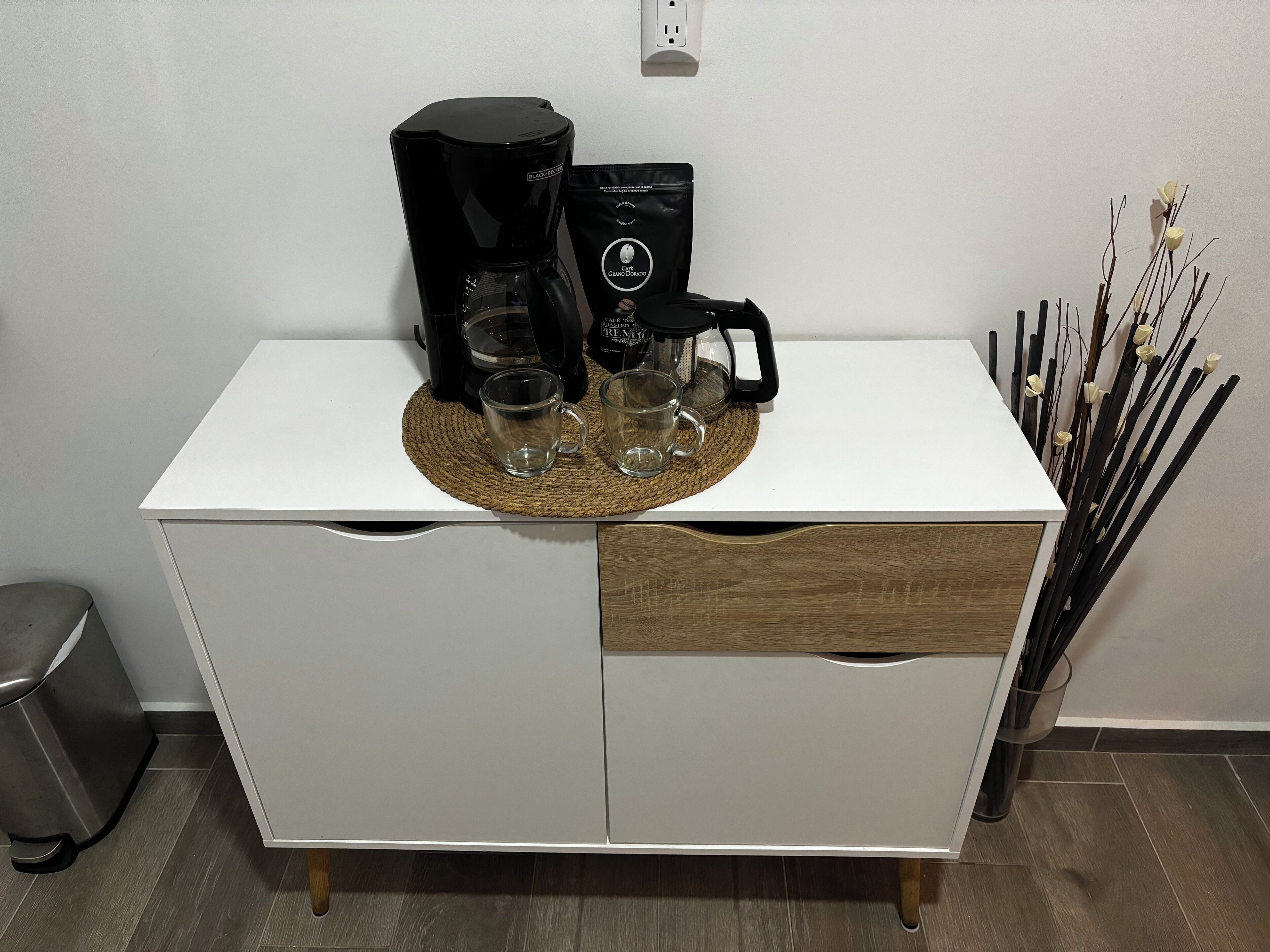 Deluxe studio suite, balkon, uitzicht op de stad | Koffie en/of koffiezetapparaat