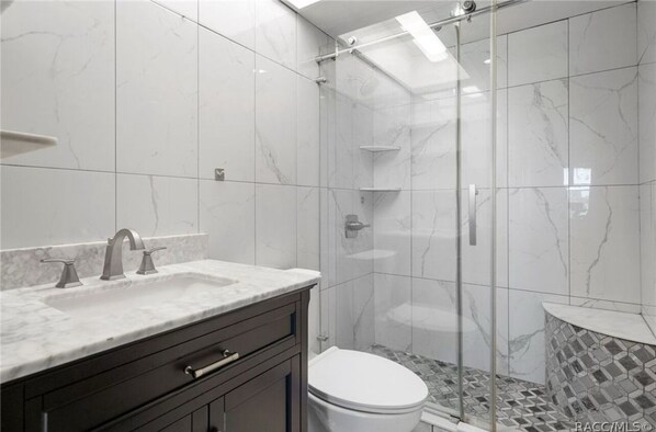 Douche, sèche-cheveux, serviettes fournies, savon