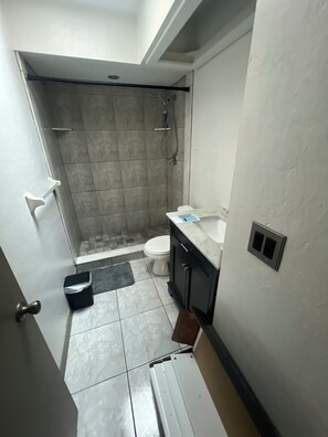 Douche, sèche-cheveux, serviettes fournies, savon