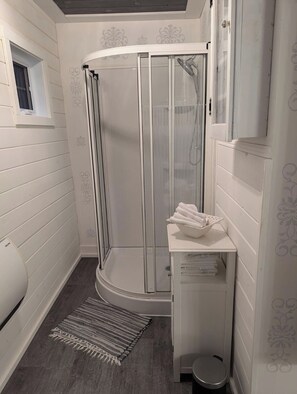 Towels, soap, shampoo, toilet paper - La Marina Inn :Peaceful Waterfront Next Door to 6 Acres Waterfront Park w Marina (Lefaivre)