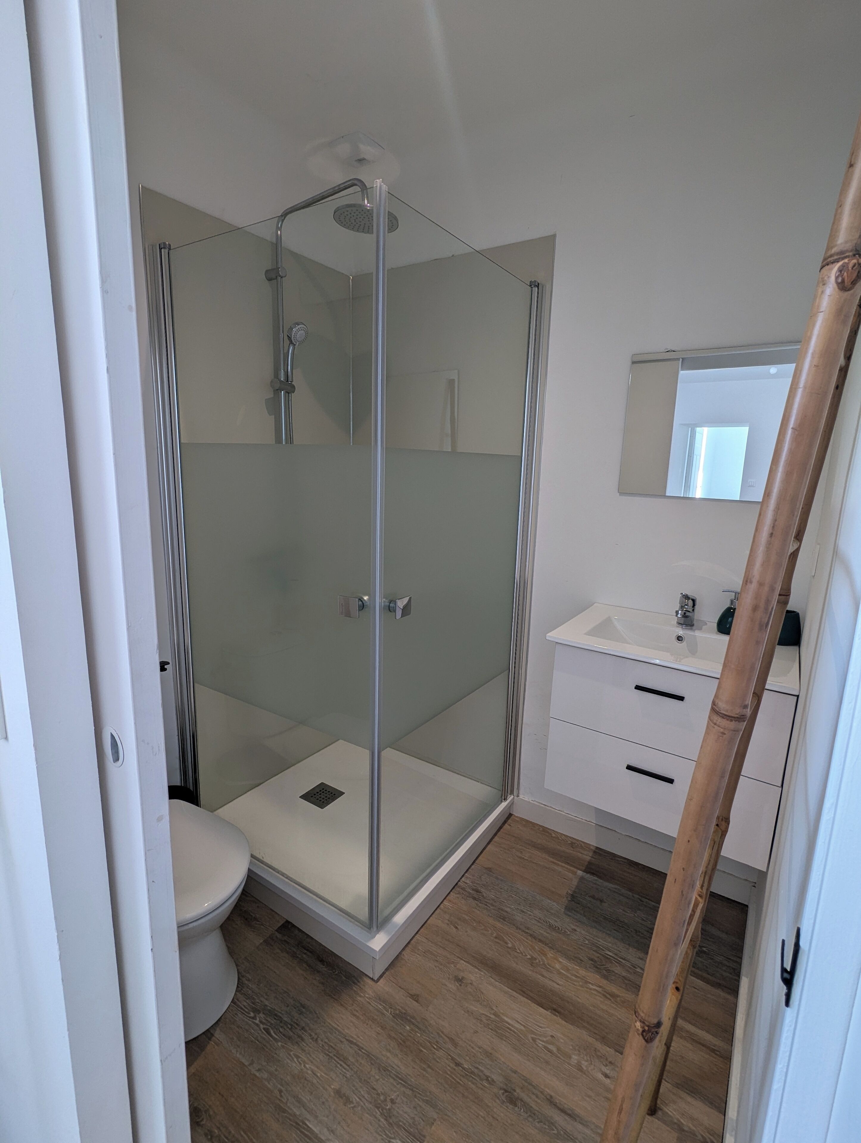 Een douche, een haardroger, toiletpapier