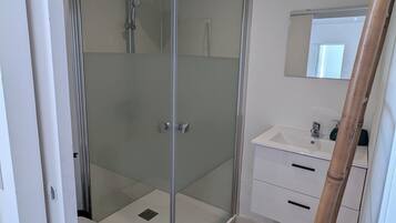 Een douche, een haardroger, toiletpapier