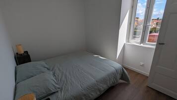 4 bedrooms, iron/ironing board, WiFi, bed sheets