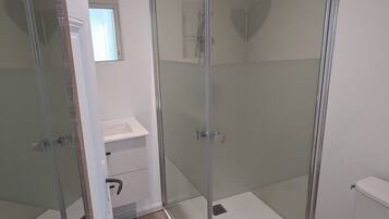 Douche, sĂšche-cheveux, papier toilette