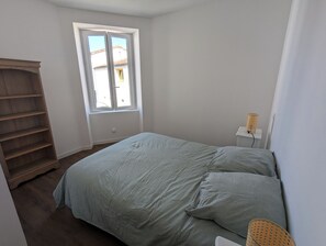 4 dormitorios, tabla de planchar con plancha, wifi y ropa de cama