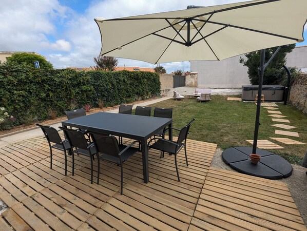 Outdoor dining - House - 10 minutes walk from the sea - 10 people with Spa (Jard-sur-Mer)