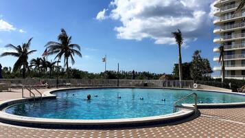 حمّام سباحة خارجي، حمّام سباحة مُدفَّأ