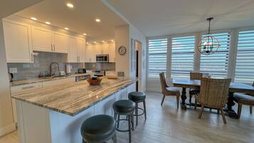 ثلاجة، ميكروويف، فرن، موقد طهي مسطح