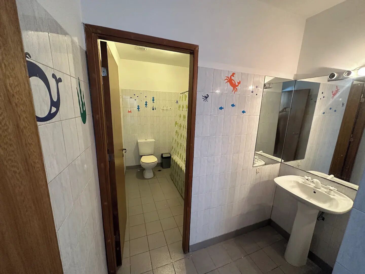 Douche, bidet, serviettes fournies, savon