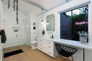 Shower, hair dryer, towels - Little Italy Studio: Private Patio Cozy Getaway + Downtown! (San Diego)