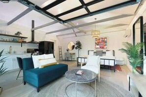 TV, offices - Little Italy Studio: Private Patio Cozy Getaway + Downtown! (San Diego)