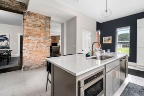 Réfrigérateur, four à micro-ondes, un four, surface de cuisson