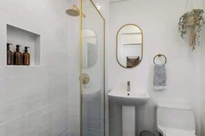 Douche, séchoir à cheveux, serviettes fournies