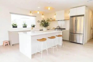 Réfrigérateur, micro-ondes, four, plaque de cuisson