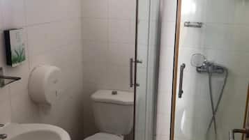 Buồng tắm vòi sen, khăn tắm, dầu gội, giấy vệ sinh