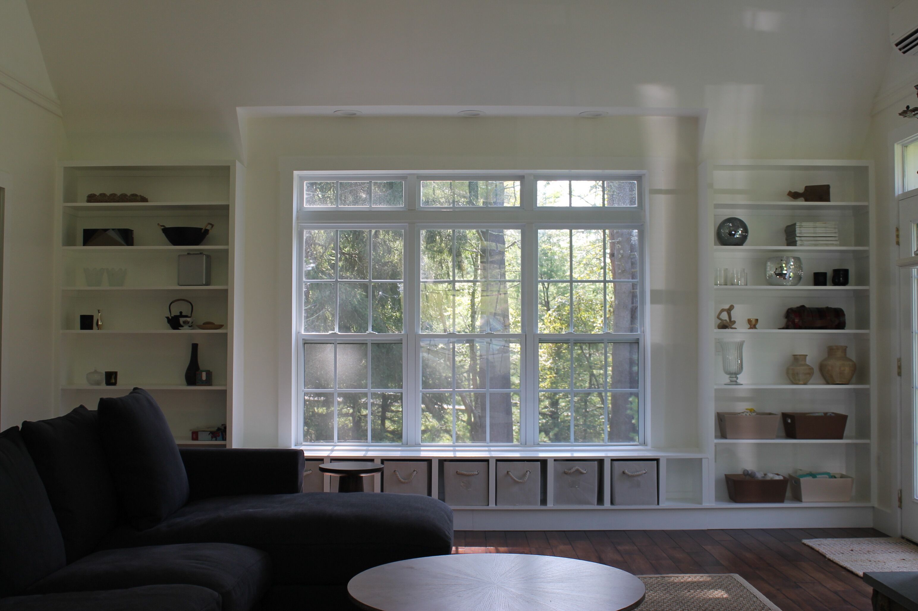 Smart TV, fireplace, music library, computer monitors