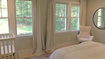 3 bedrooms, desk, iron/ironing board, travel crib