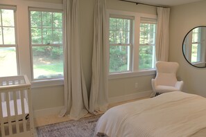 3 bedrooms, desk, iron/ironing board, travel cot