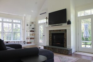 Smart TV, chimenea, biblioteca musical y monitor de computadora