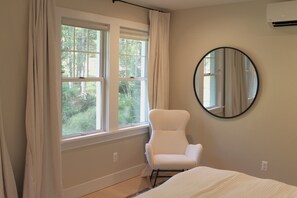3 bedrooms, desk, iron/ironing board, travel crib
