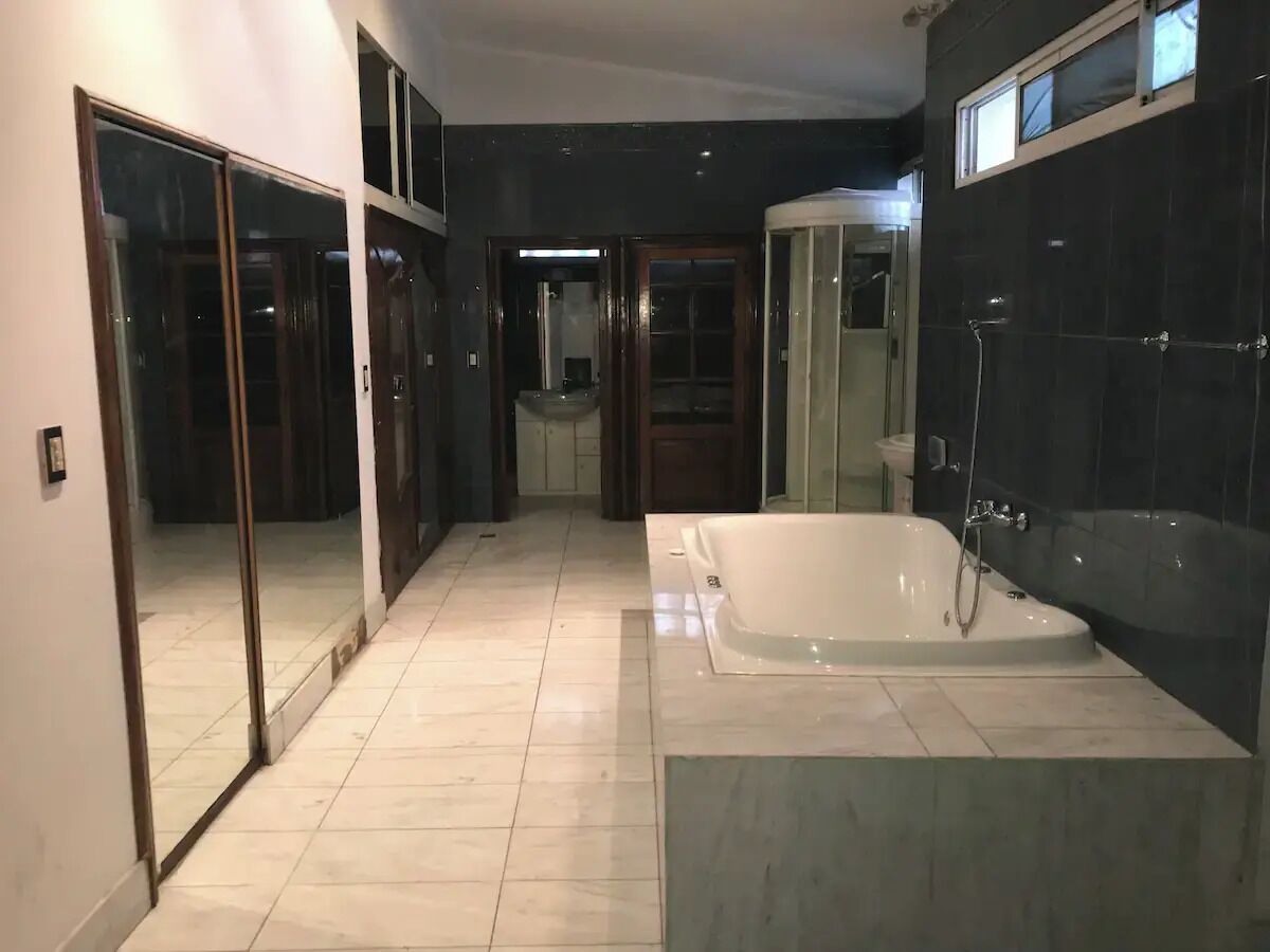 Ducha, bidet, toallas, jabón