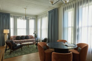 Premium bedding, down duvets, pillow-top beds, free minibar - Granger Hotel Gaslamp Quarter, A Member Of Design Hotels (San Diego)