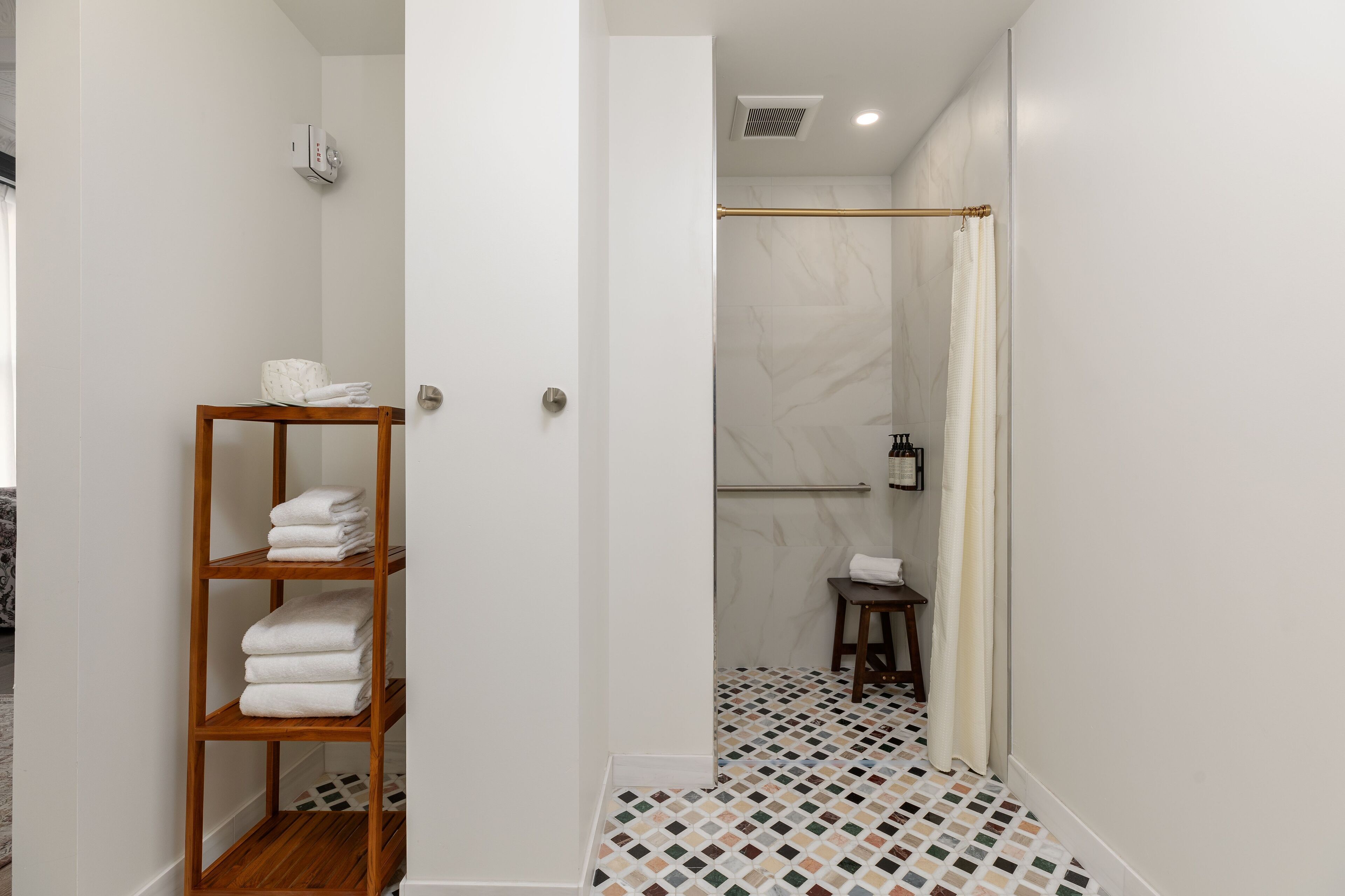 Loft, 2 Bedrooms, Mobility Accessible | Bathroom | Shower, designer toiletries, hair dryer, towels