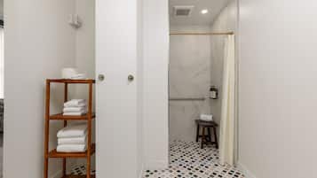 Loft, 2 Bedrooms, Mobility Accessible | Bathroom | Shower, designer toiletries, hair dryer, towels