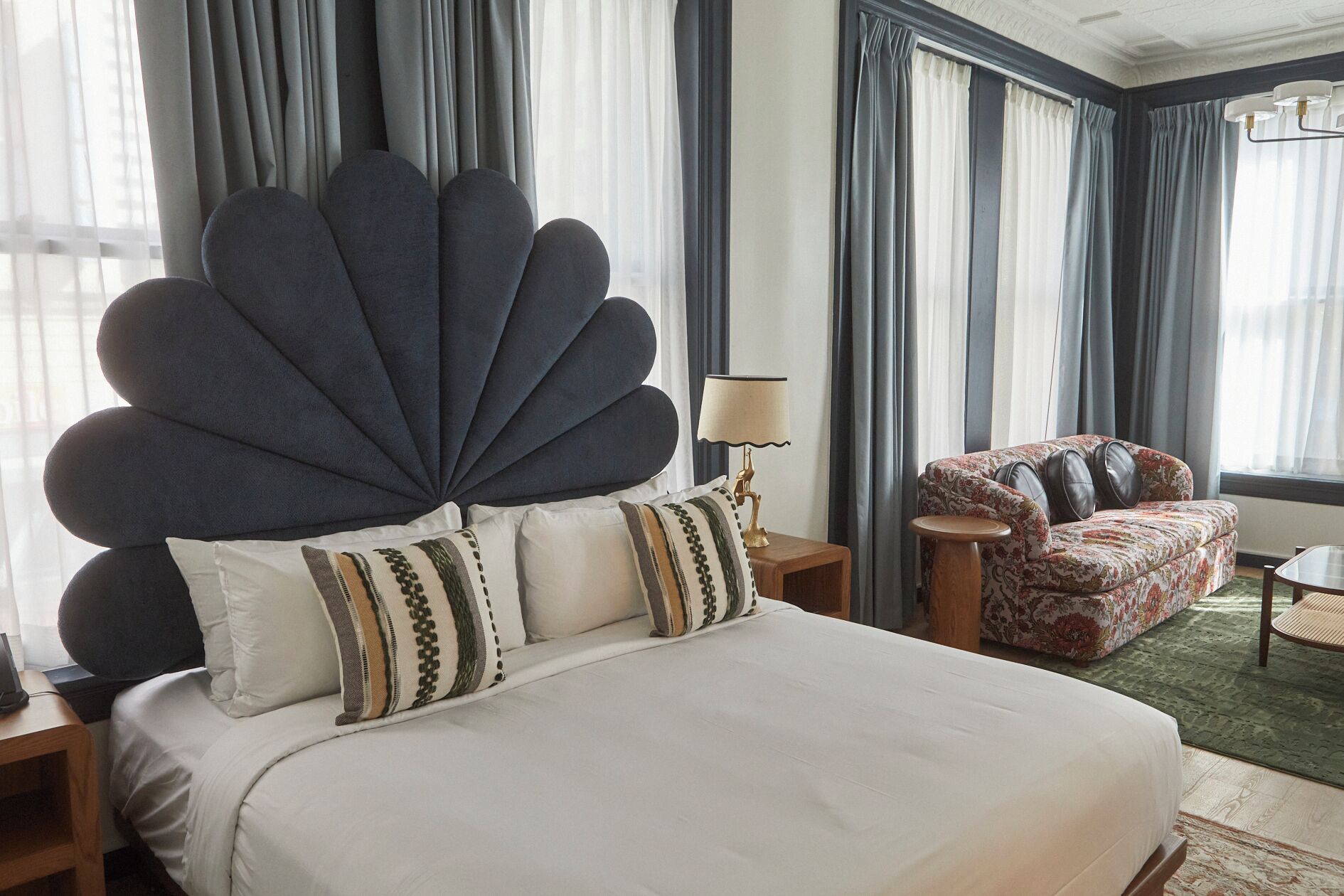 Ylelliset vuodevaatteet, untuvapeitot, pillowtop-patjalliset sängyt