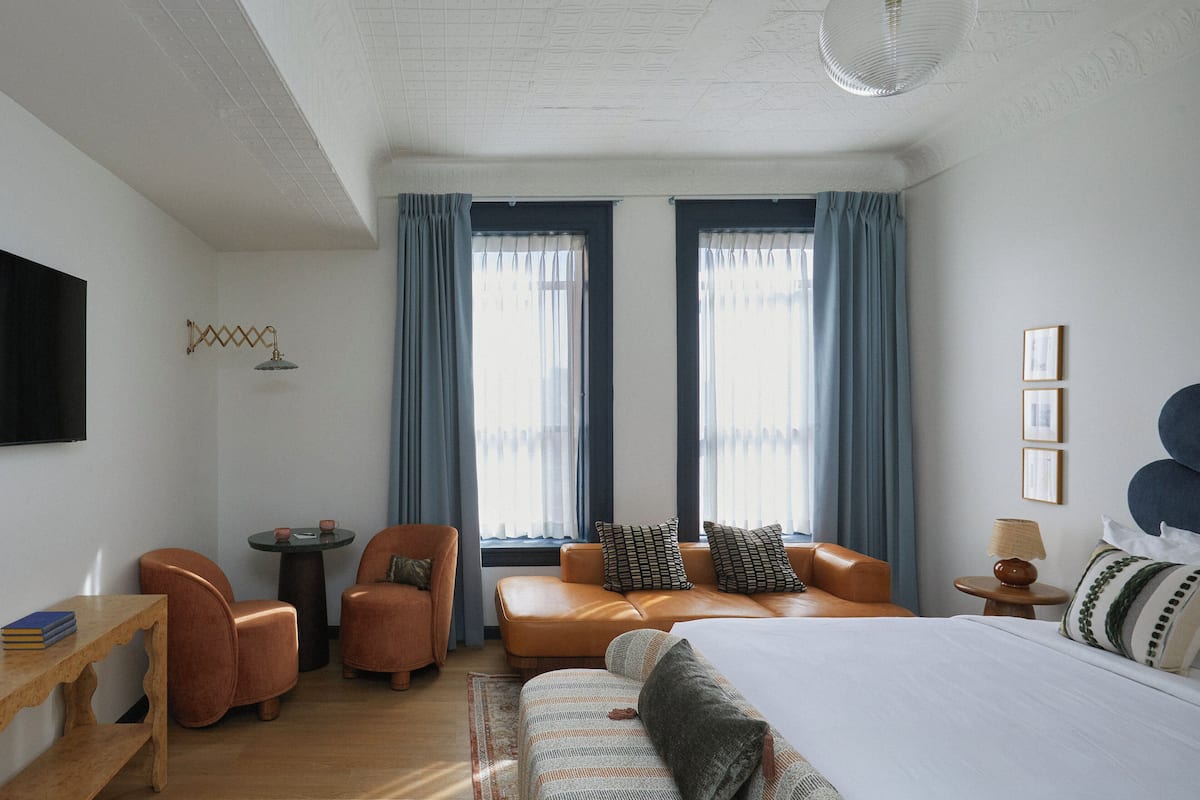 Deluxe-ullakkohuoneisto, 1 suuri parisänky (Courtyard) | 1 makuuhuone, ylelliset vuodevaatteet, untuvapeitot