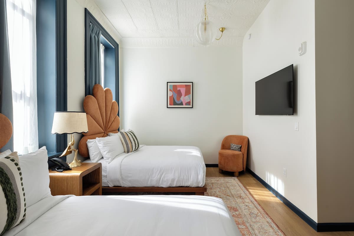 Kamer, 2 tweepersoonsbedden, toegankelijk voor rolstoelgebruikers (Courtyard) | 1 slaapkamer, luxe beddengoed, donzen dekbedden, pillowtop-bedden