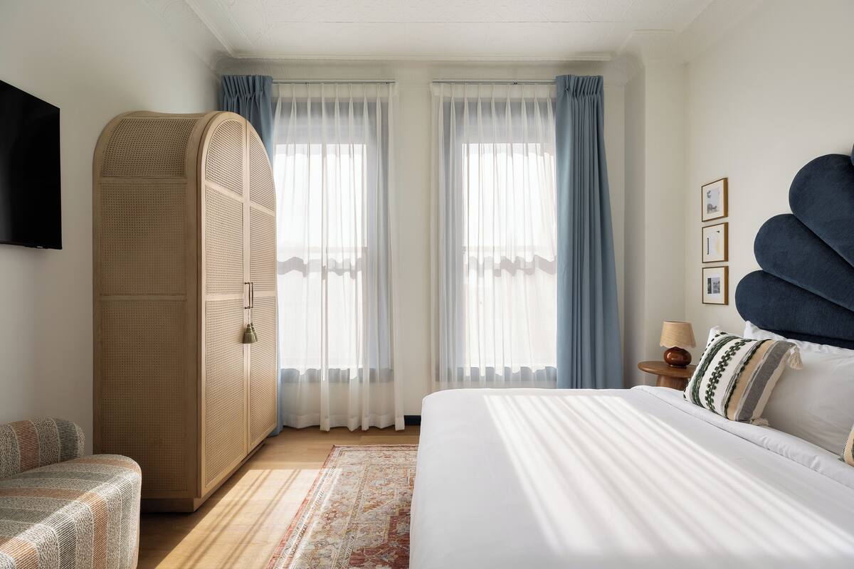 Premium bedding, down comforters, pillowtop beds, minibar (free items)