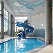 Holiday Inn Express Montreal Airport - St-Laurent by IHG